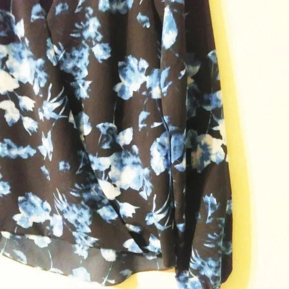 Vince Camuto Blue FloralFaux Wrap shirt - Picture 3 of 6